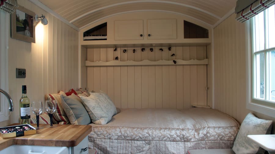 the-wall-bed-hut-riverside-shepherd-hut-5