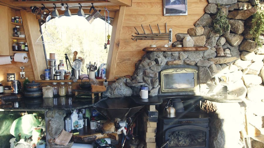 truckee-off-grid-cabin-6