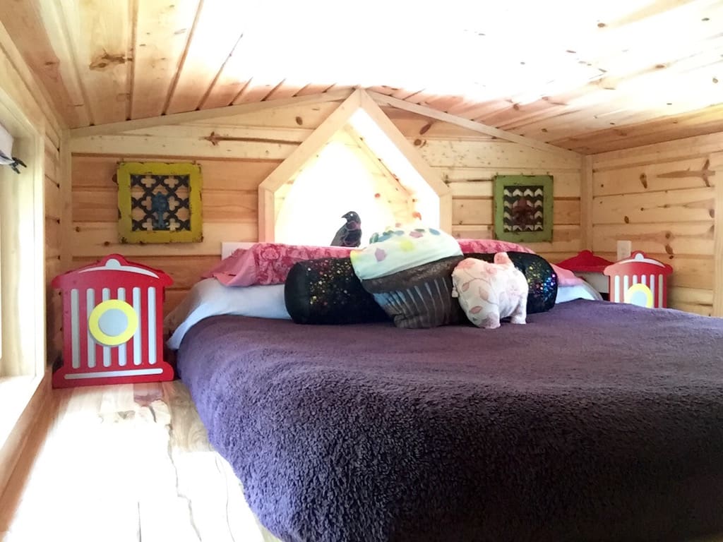 Colorful Solar Powered ‘Ravenlore’ Tiny House Is Built To Be Off-Grid 8 purple ravenlore 7