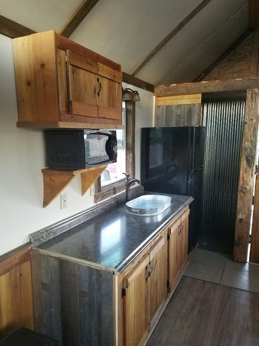 handcrafted-tiny-cabin-6