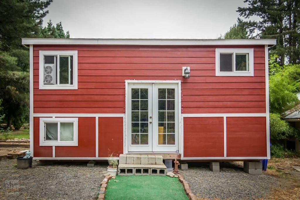 tiny-red-bungalow-1