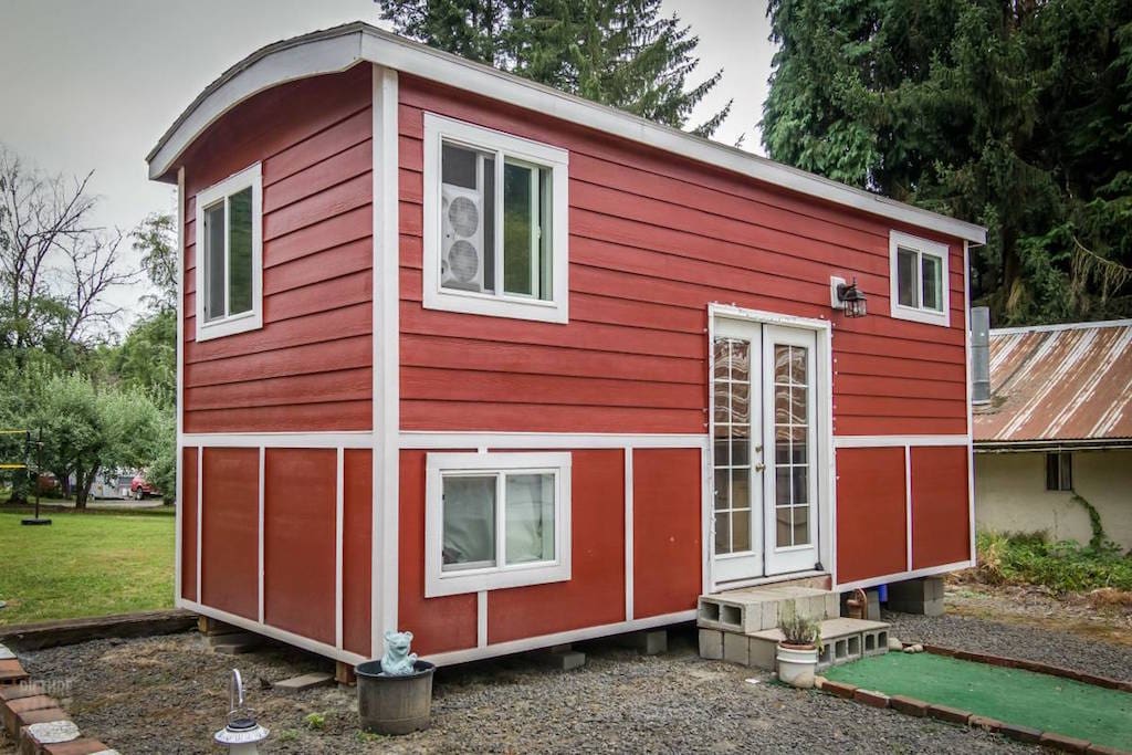 tiny-red-bungalow-16