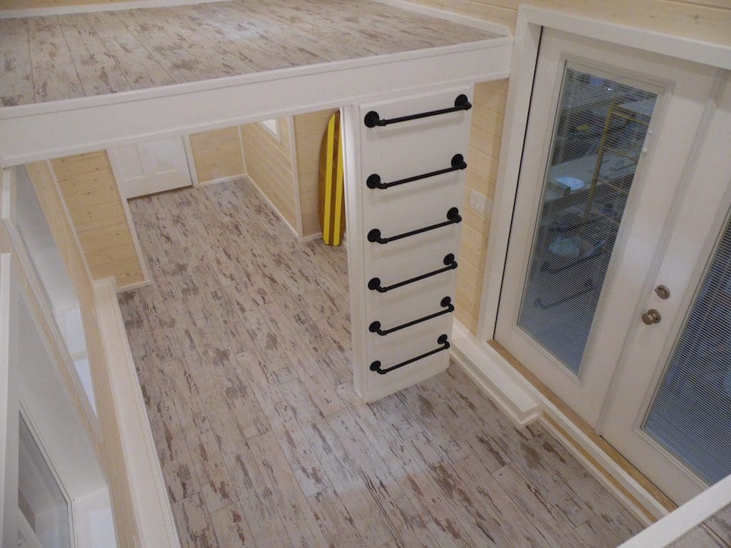 tiny-lifeguard-station-house-12