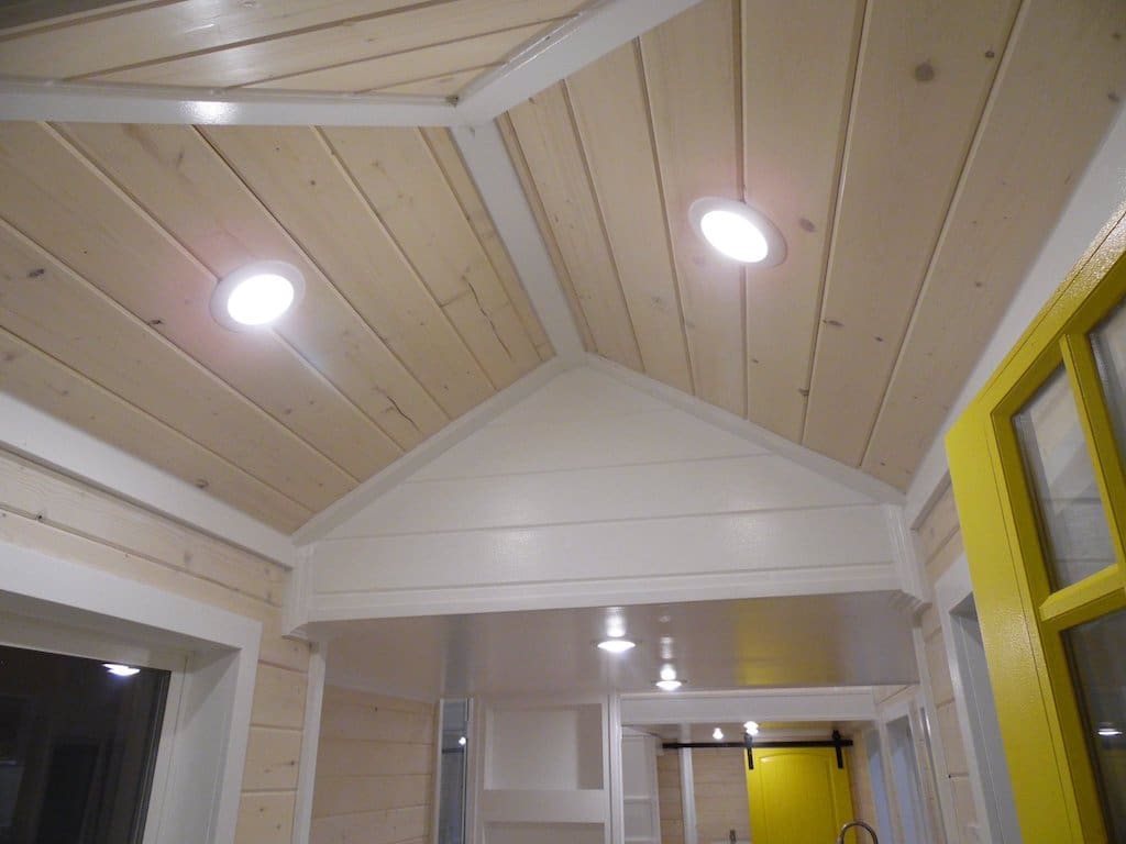 tiny-lifeguard-station-house-18