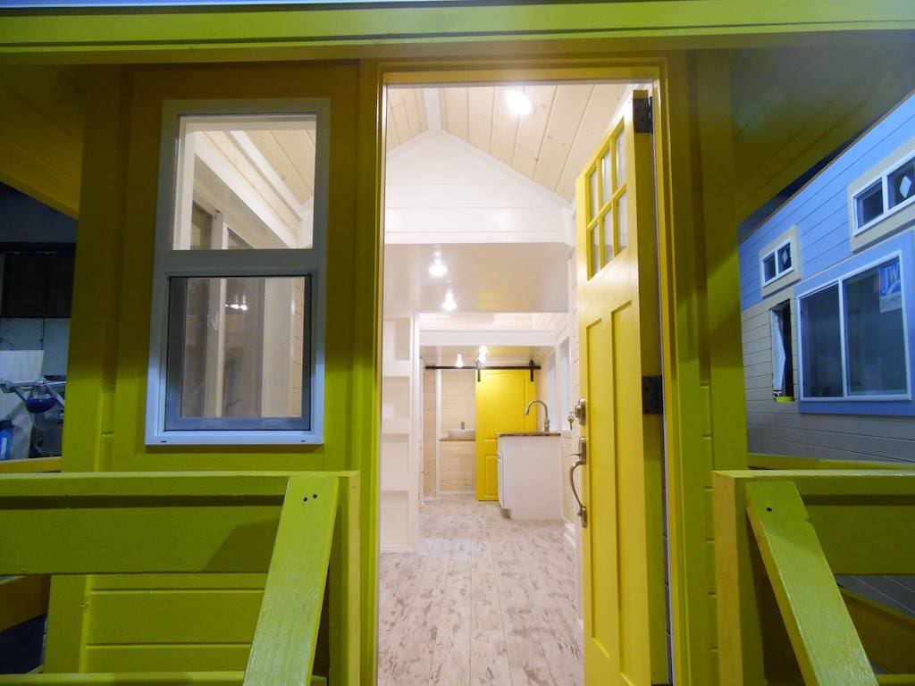 tiny-lifeguard-station-house-2