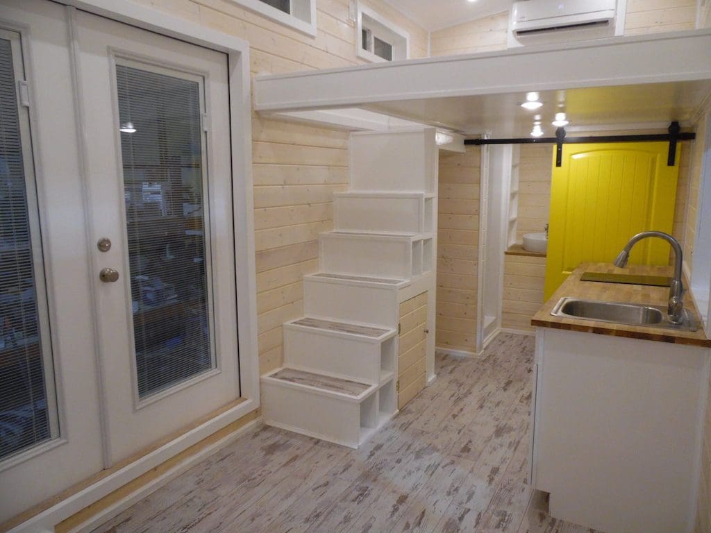 tiny-lifeguard-station-house-7