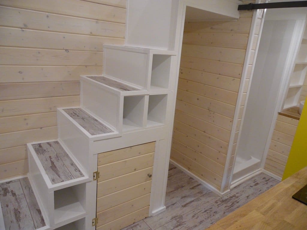 tiny-lifeguard-station-house-9