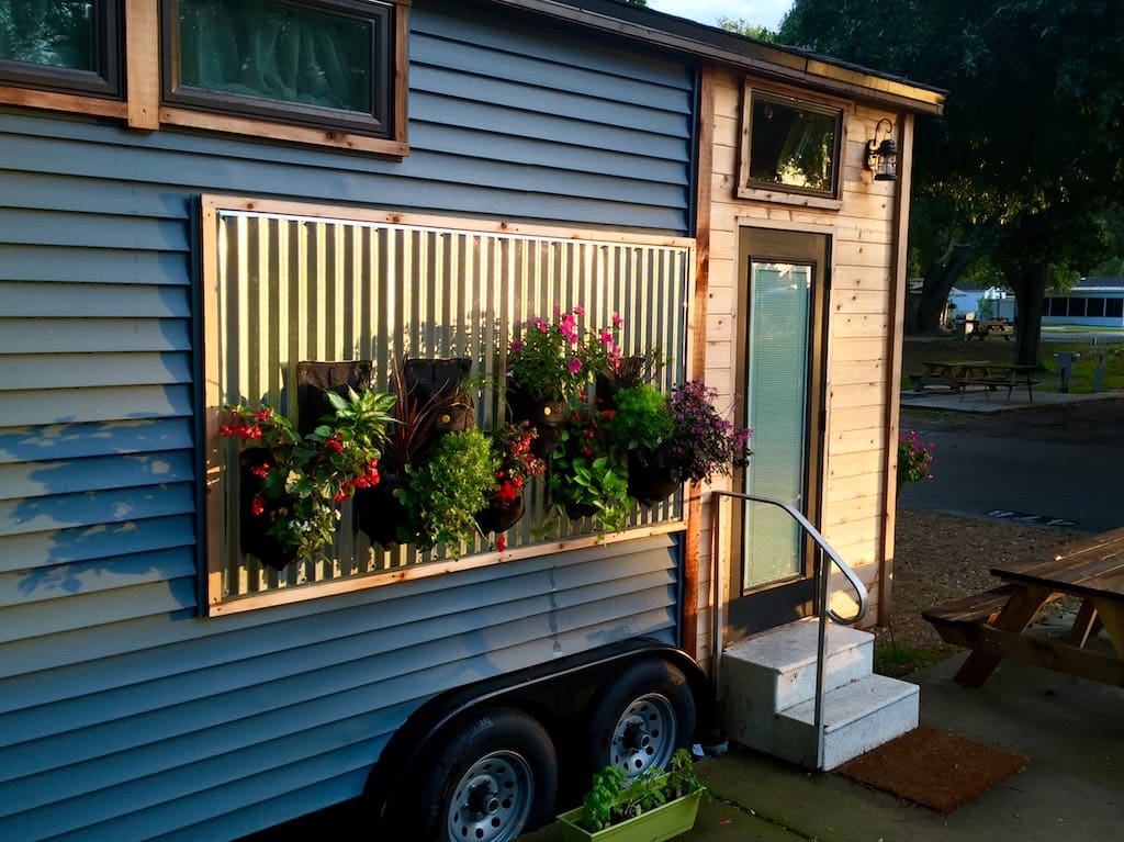 utterly-charming-tiny-house-1