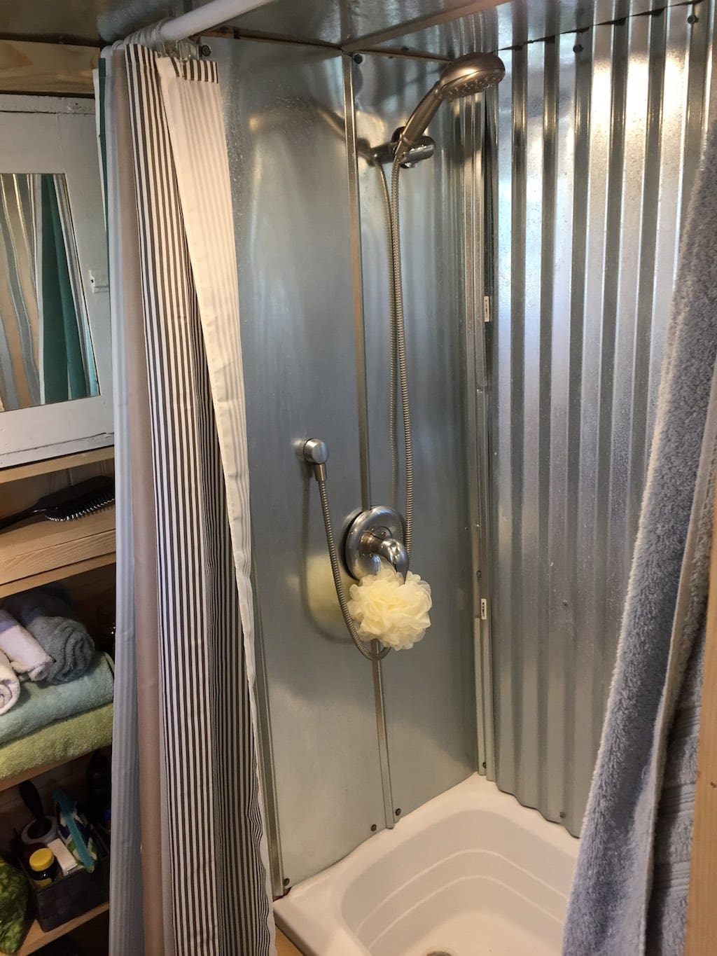 utterly-charming-tiny-house-4