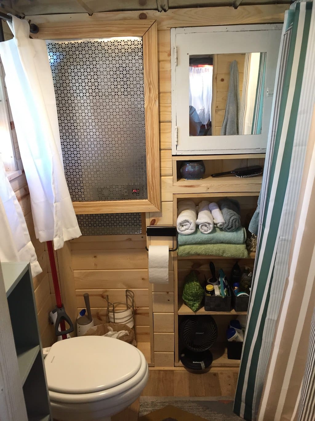 utterly-charming-tiny-house-5