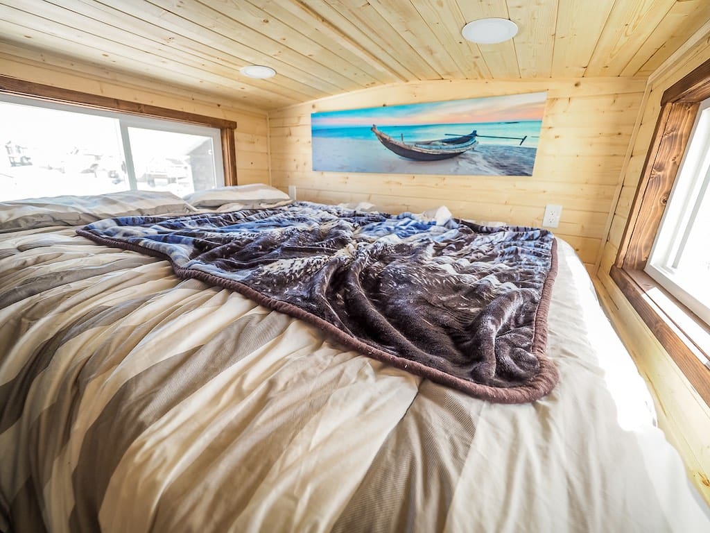 The Crow Off Grid Cabin 3 blackbird cabin 16