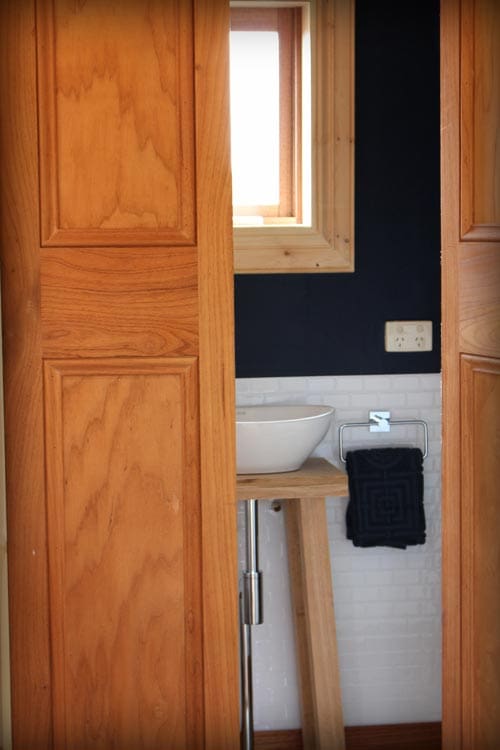 Colonial Blue, A Beautiful Blue Tiny House In Tasmania 7 colonial blue 12
