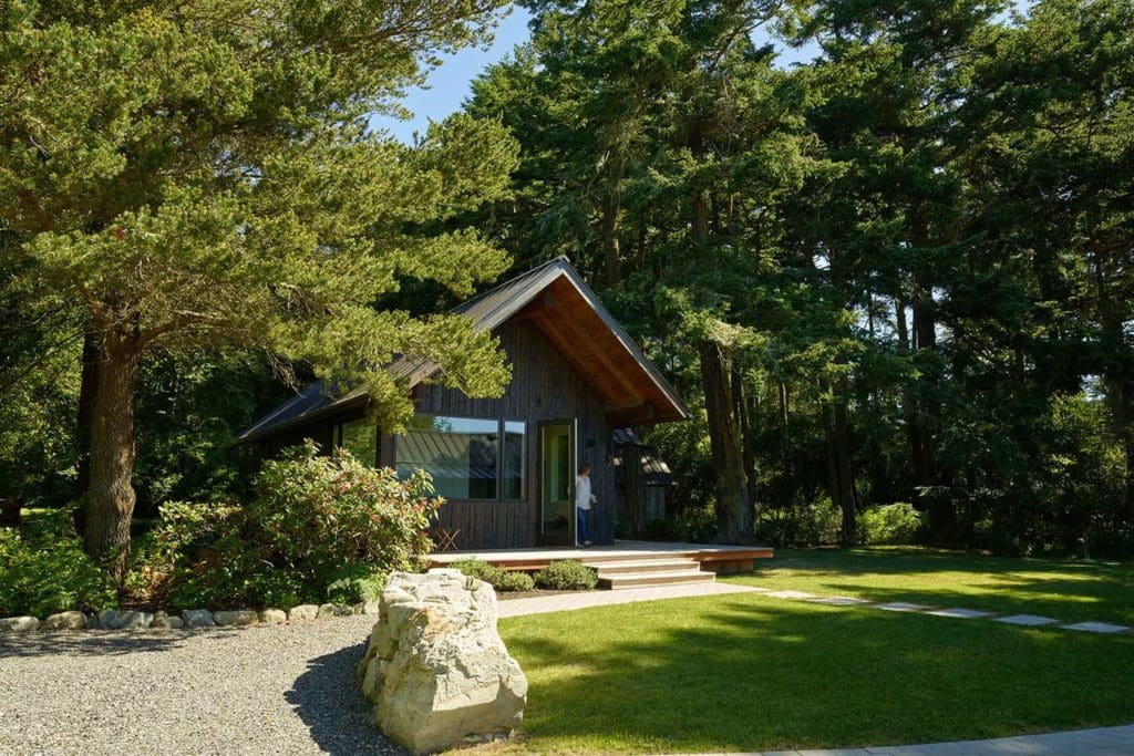 Cozy Cabin Retreat Boasts Net-Zero Energy In The Pacific Northwest 3 This cozy cabin retreat is perfect for your next vacation away from the city