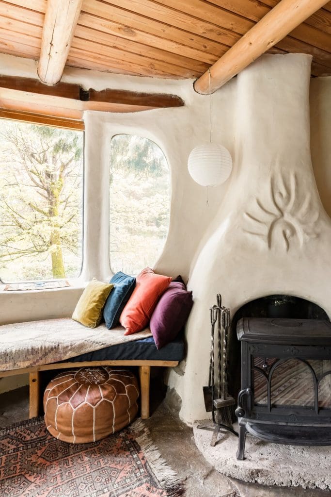 This Cozy Retreat Was Hand-Sculpted Using Local And Sustainable Natural Materials 2 044f322d 8806 4f78 bdd8 4719f5a78168