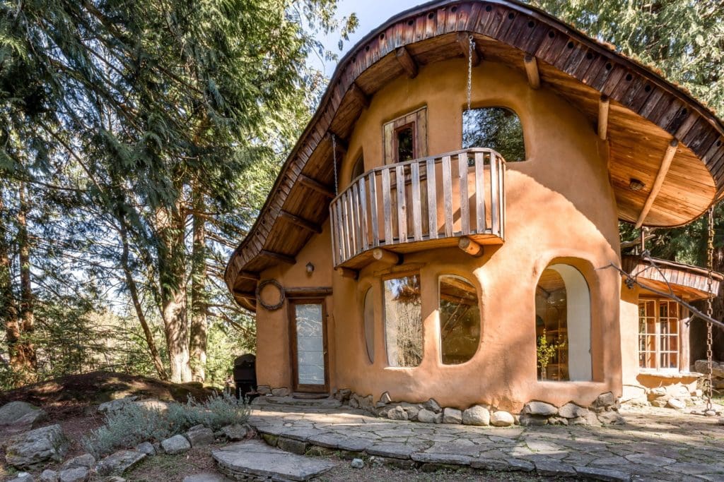 This Cozy Retreat Was Hand-Sculpted Using Local And Sustainable Natural Materials 18 1058ff88 8d04 4301 af8e 44b6486d7f09