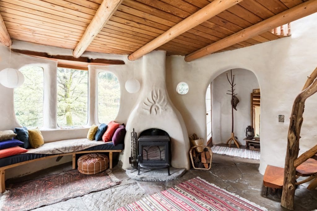 This Cozy Retreat Was Hand-Sculpted Using Local And Sustainable Natural Materials 1 21d4f23e ae94 4f3e 8efe 07d108a84c7c