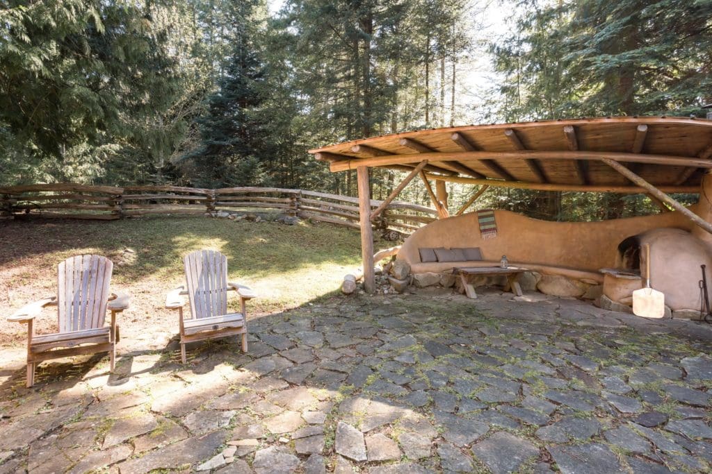 This Cozy Retreat Was Hand-Sculpted Using Local And Sustainable Natural Materials 17 32ebd11d e457 4abc 95d7 b7bcbccd6852