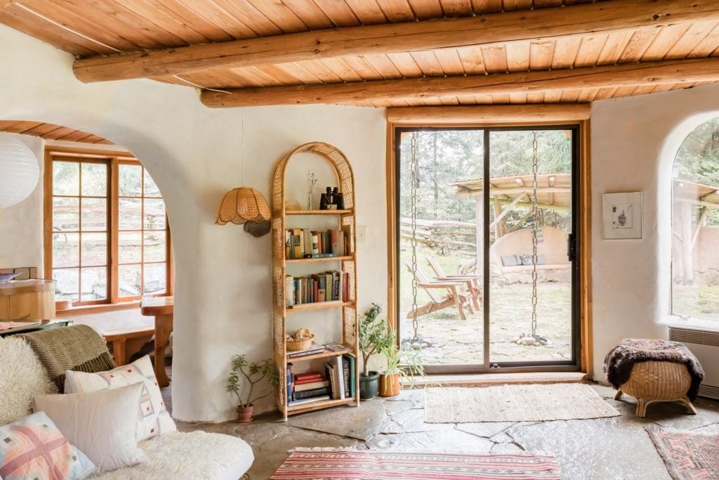 This Cozy Retreat Was Hand-Sculpted Using Local And Sustainable Natural Materials 4 63a33f52 4872 430e 8f98 f8ed3572034e