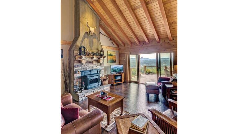 This New Hampshire Log Home Draws on Old Western Style 5 WHS 016 8542 2020 02 20 15 15 768x432 1