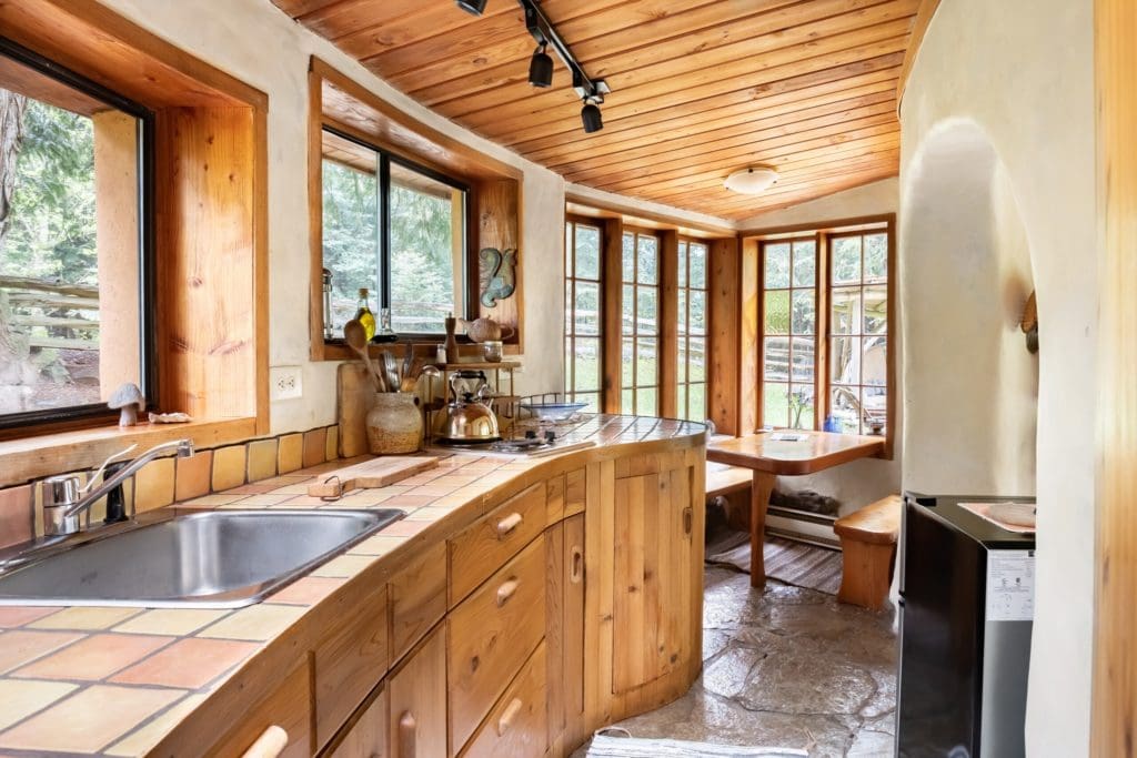 This Cozy Retreat Was Hand-Sculpted Using Local And Sustainable Natural Materials 6 a65c4991 7d5c 43c4 bab0 c23b464368c7