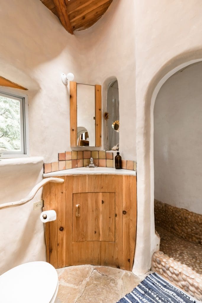 This Cozy Retreat Was Hand-Sculpted Using Local And Sustainable Natural Materials 16 c5b84547 af78 47fd b7a1 979f87816f2e