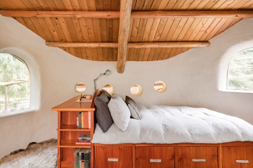 This Cozy Retreat Was Hand-Sculpted Using Local And Sustainable Natural Materials 13 e61136e2 56fe 4f0f a39d 941521347914