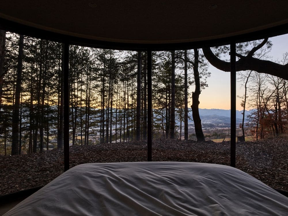 The LumiPod – A Contemporary Prefab Cabin With A Huge Curved Window 7 French Alps LumiPod design bedroom view