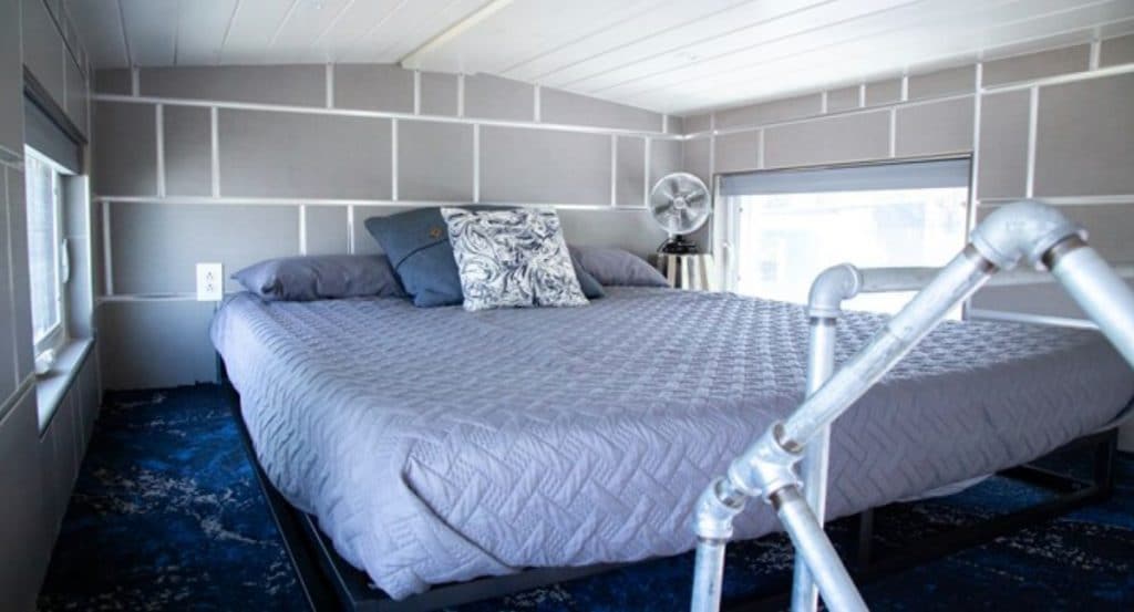 The Swan Is A Comfortable Modern Tiny House In Florida 7 The Swan 12 1024x553 1