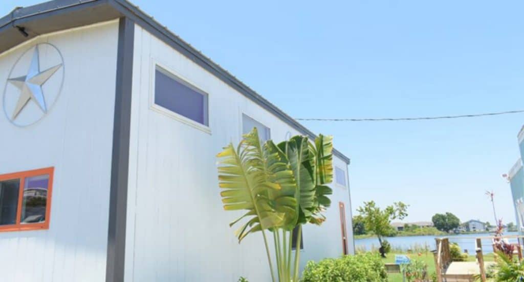 The Swan Is A Comfortable Modern Tiny House In Florida 13 The Swan 17 1024x553 1