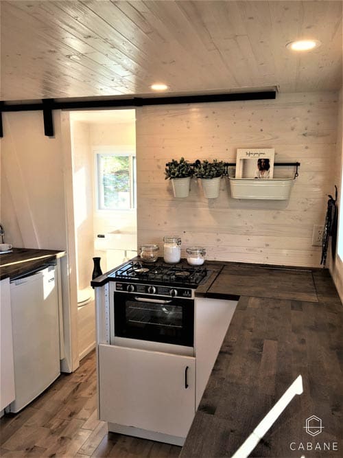 This Stunning Scandinavian-Inspired Tiny Cabin Is Spectacular 10 cabane 13