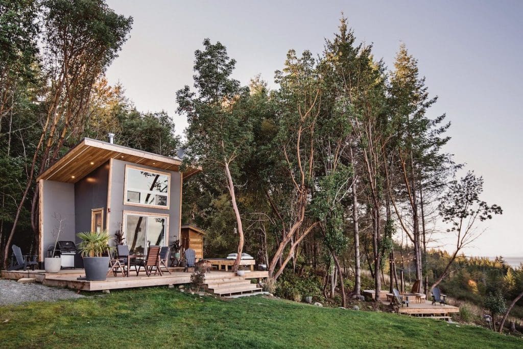 10-Square-Meter House: The Ultimate Tiny Vacation Retreat Near Vancouver 1 10-Square-Meter House: The Ultimate Tiny Vacation Retreat Near Vancouver