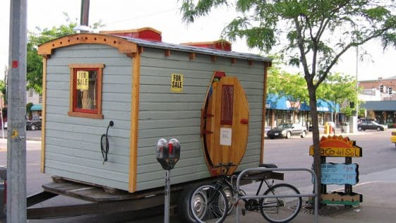 loris hut 1