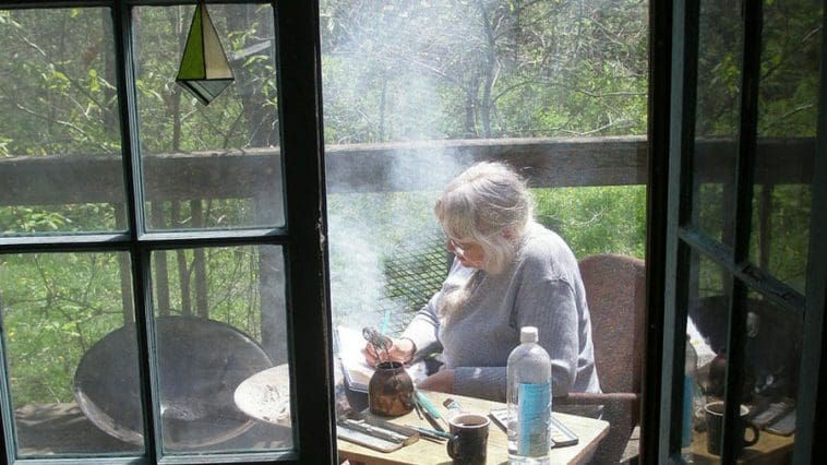 tiny creative cabin 5