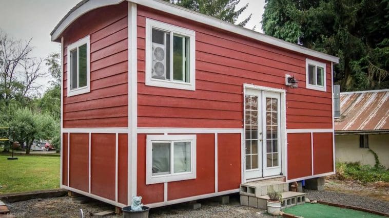 tiny red bungalow 16