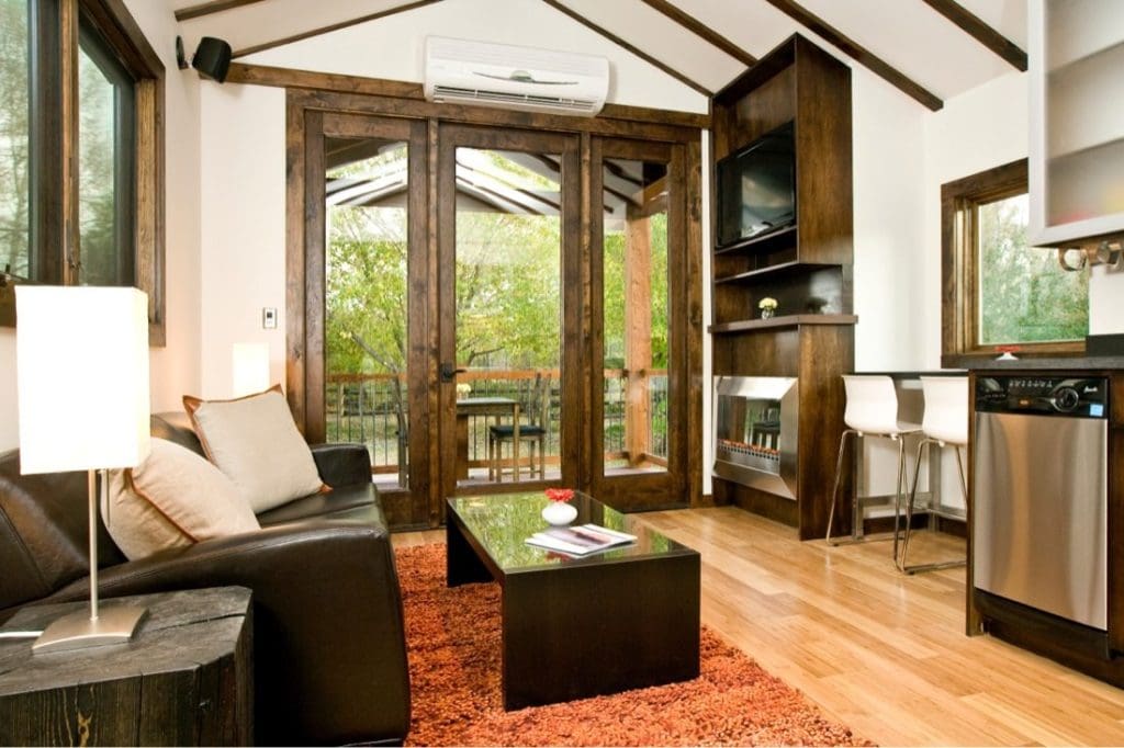 Caboose 400 sq ft wheelhaus cabin 5