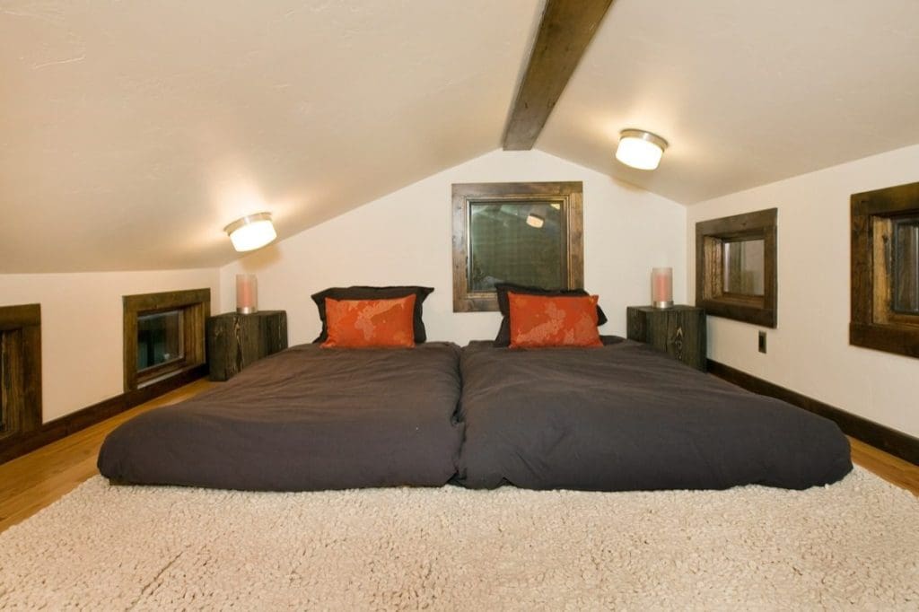 Caboose 400 sq ft wheelhaus cabin 8