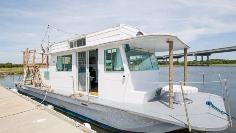 rental houseboat