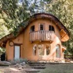 This Cozy Retreat Was Hand-Sculpted Using Local And Sustainable Natural Materials 28 The cozy retreat was hand-sculpted using local and sustainable natural materials