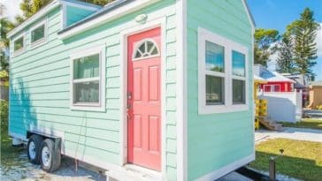 If you happen to be traveling to Sarasota, Florida anytime soon, you should make a point of booking a reservation to stay at Tiny House Siesta.