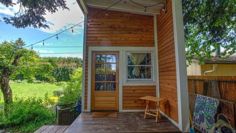 A SOAKING TUB IS THE HEIGHT OF LUXURY IN THIS PORTLAND TINY HOME