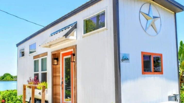 THE SWAN IS A COMFORTABLE MODERN TINY HOUSE IN FLORIDA