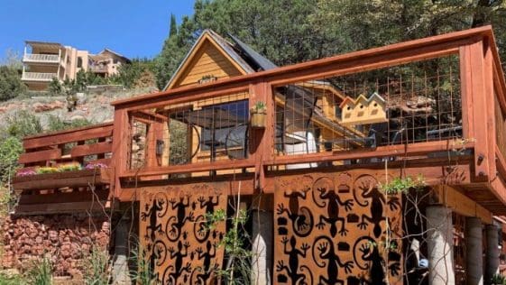 THE GROW TINY HOUSE IS A MOUNTAINSIDE RUSTIC RETREAT