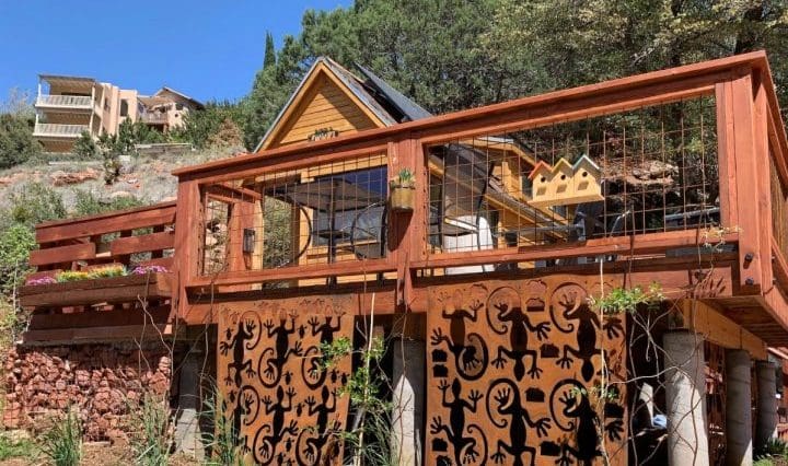 THE GROW TINY HOUSE IS A MOUNTAINSIDE RUSTIC RETREAT
