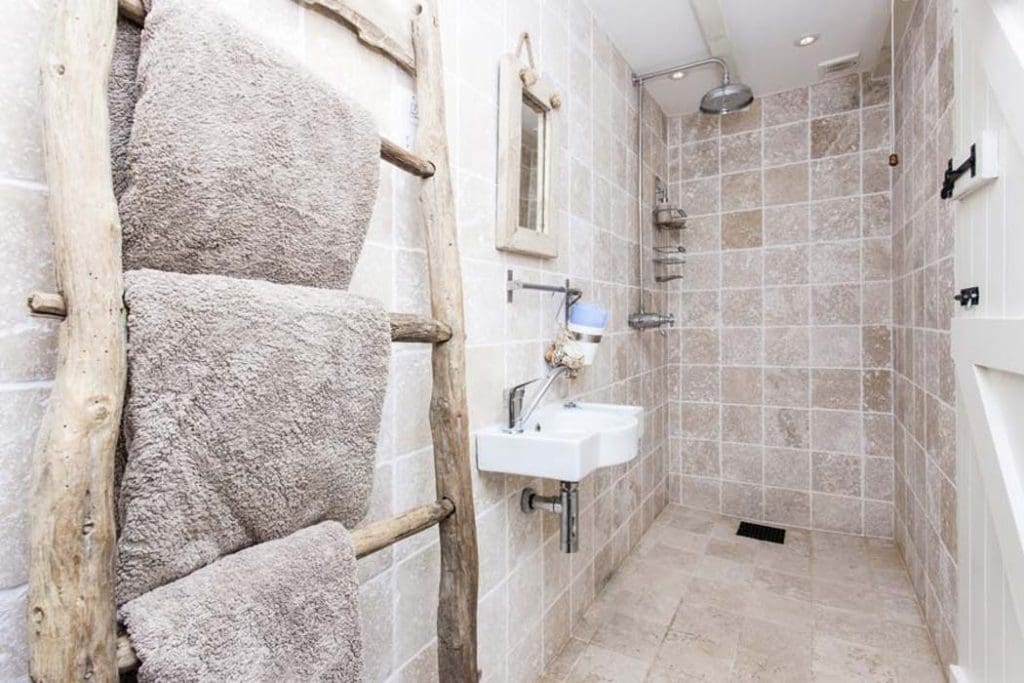 A Light, Spacious And Beautiful Cottage That Blends Old With New, With A Stunning Views And A Sheltered Garden 14 34794