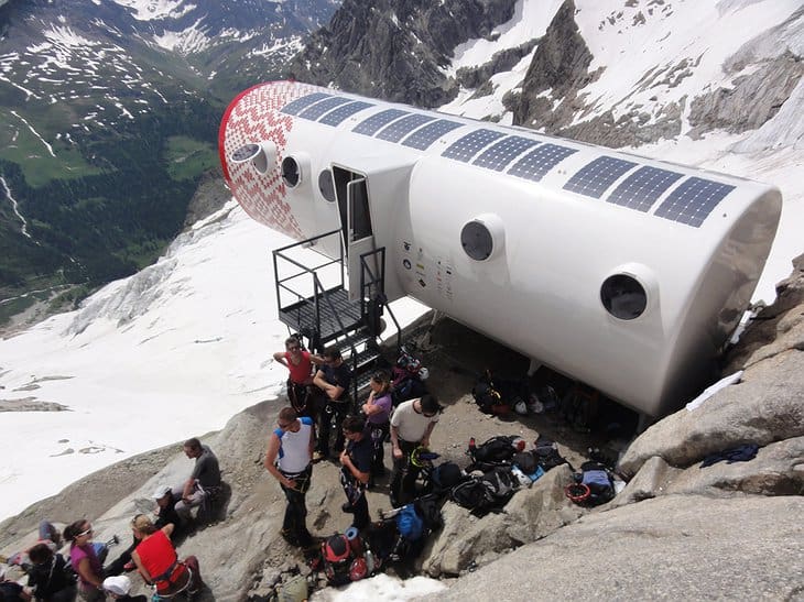Bivacco Gervasutti - Capsule At The Edge Of A Cliff In The Alps 2 4 EmFniQs.jpg.730x547 q85 box 0016001200 crop detail