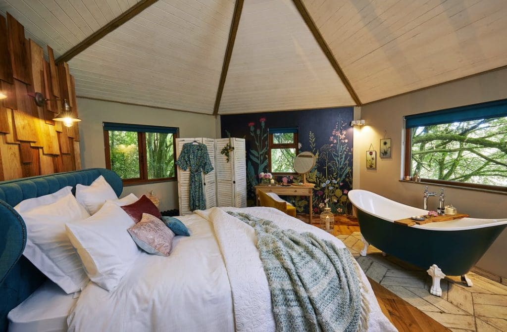 A Secluded Treehouse With Romantic and Impressively Furnished Perfect For A North Devon Break 15 71157