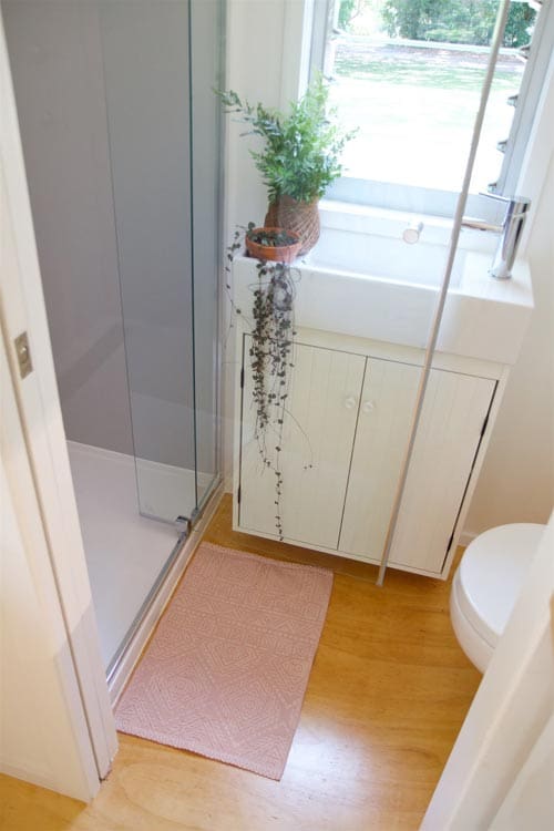 This Tiny House Swallowtail Provides Bright Living Space With Modern Aesthetic 16 podc 13