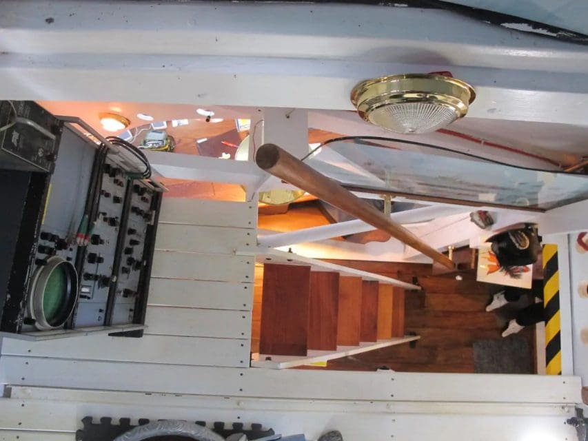 Yellow Submarine House: Dive into an Extraordinary Vacation Experience 14 Yellow Submarine 13 853x640 1