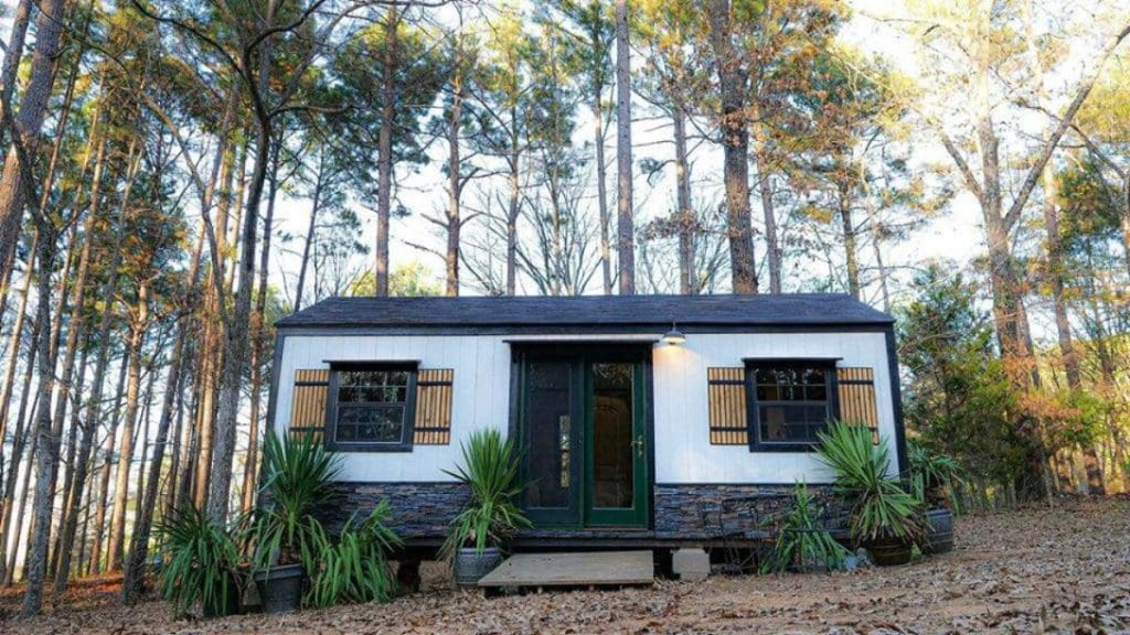 A Cozy Studio-Style Tiny Home Priced at $32,000 2 Studio-style tiny homes are all the rage right now, and this cozy little number is no exception. Priced at just $32,000, it's perfect for anyone who wants to downsize without sacrificing comfort.