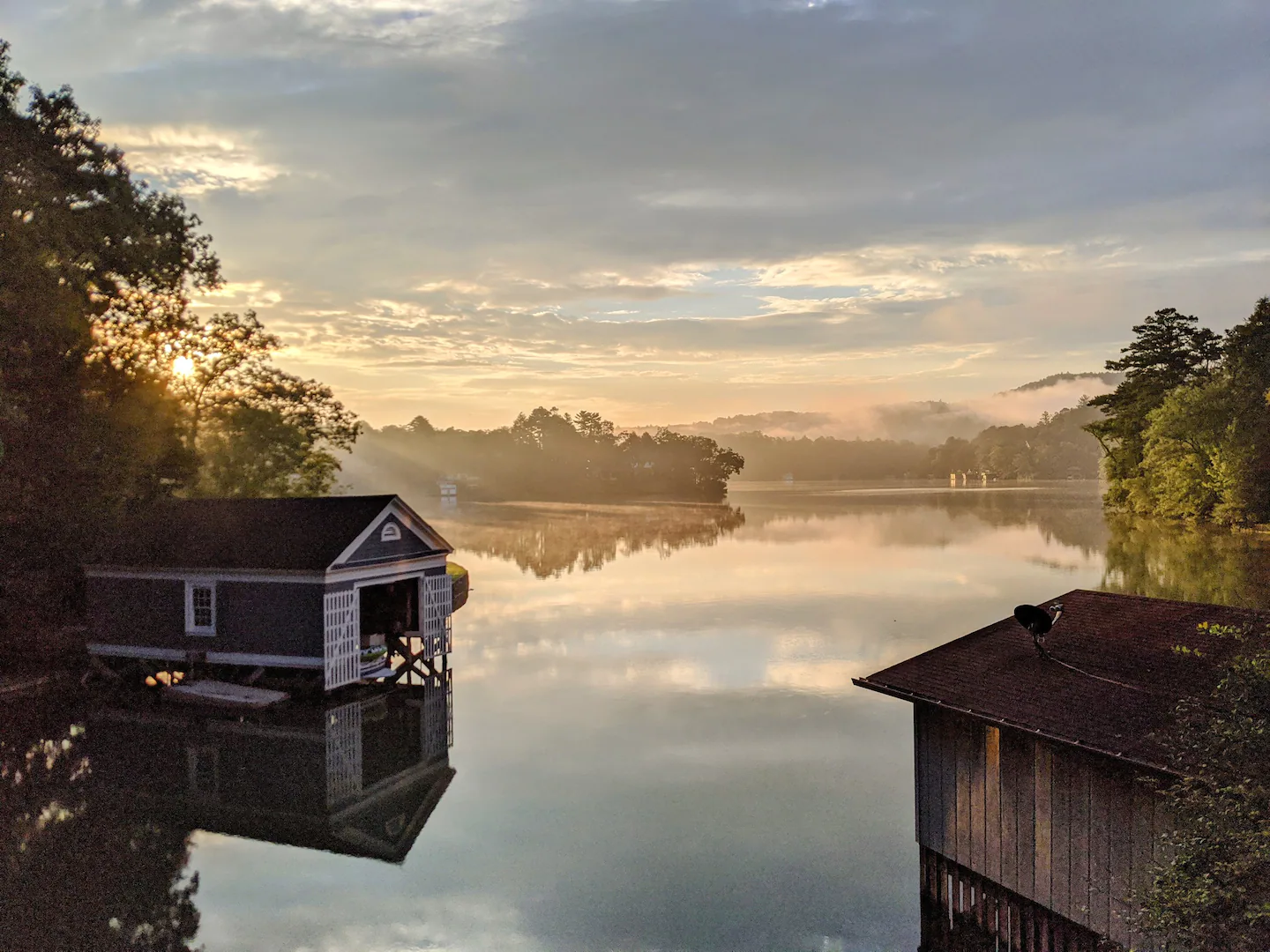 A Modern Lake House with a Stunning View 16 modern tiny lake house 31